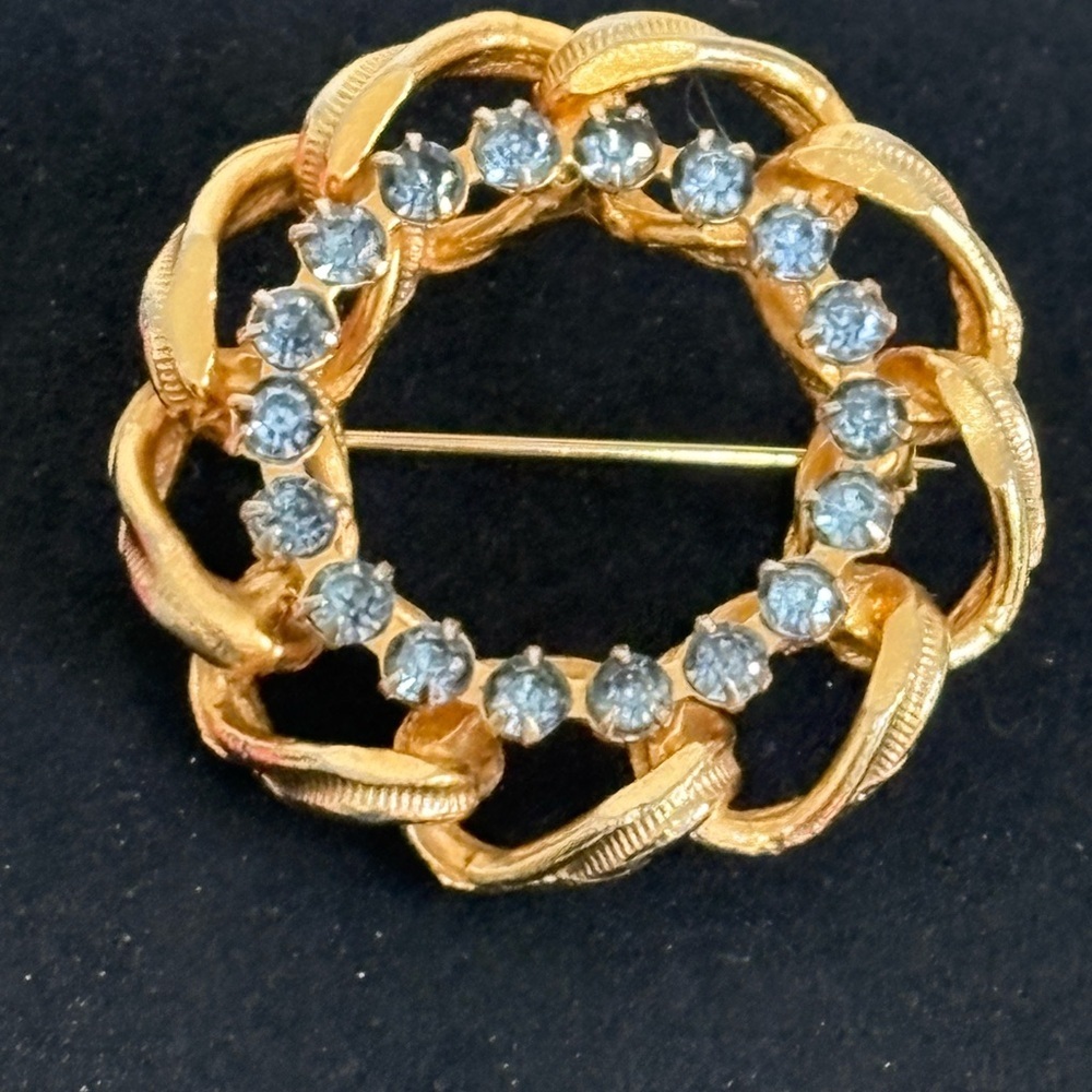 (206)Vintage Gold Tone Crystal Wreath Brooch - Elegant Women's Jewelry